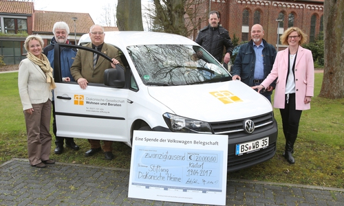 Bei der Spendenübergabe wurde der VW Caddy für die Wohnungslosenhilfe in Dienst gestellt. Foto: Volkswagen