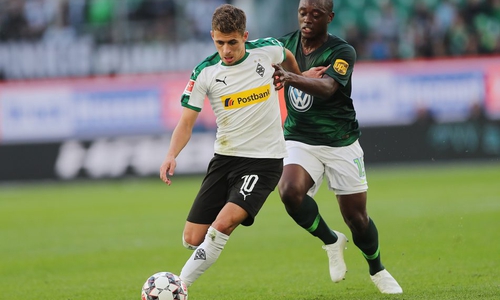 Jerome Roussillon (re.) und Thorgan Hazard teilten sich die Punkte am 6. Spieltag. Fotos: Agentur Hübner