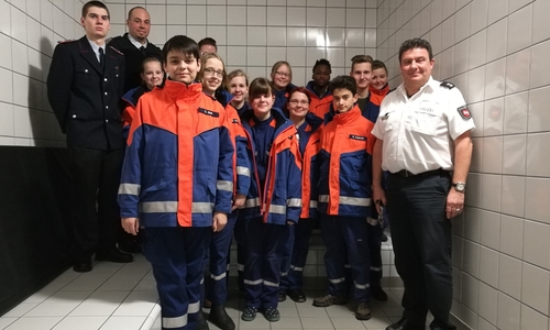 Frank Oppermann (re.) mit den Kindern und Betreuern. Foto: Jugendfeuerwehr Adersheim