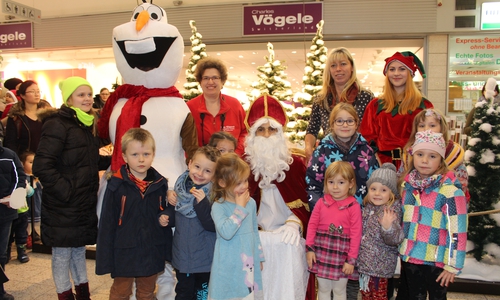 Zahlreiche Kinder nutzten die Gelegenheit für ein gemeinsames Foto mit dem Nikolaus und seinen Helfern. Fotos: Marian Hackert