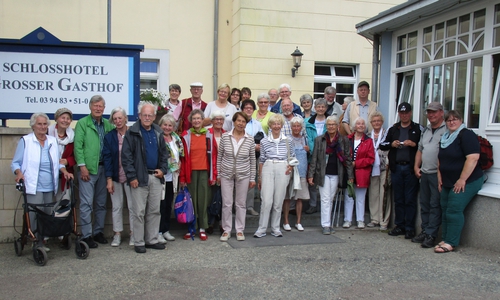 Die Reisegruppe des Gärtnermuseums Wolfenbüttel besuchte während ihrer Jahresfahrt auch das Schloss Ballenstedt. Foto: Privat