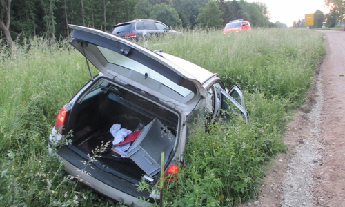 Vor der Abfahrt Langelsheim-Bredelem geriet sie nach rechts von der Fahrbahn ab, fuhr die Böschung hinunter und prallte auf den parallel verlaufenden Wirtschaftsweg. Foto: Polizeiinspektion Goslar