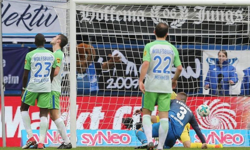Das letzte Tor besorgte Wolfsburg selbst. Foto: imago/Jan Huebner