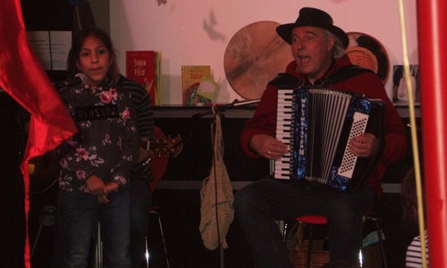 Der Liedermacher Unmada Kindel und das spanische Besucherkind Irene singen gemeinsam. Foto: Privat