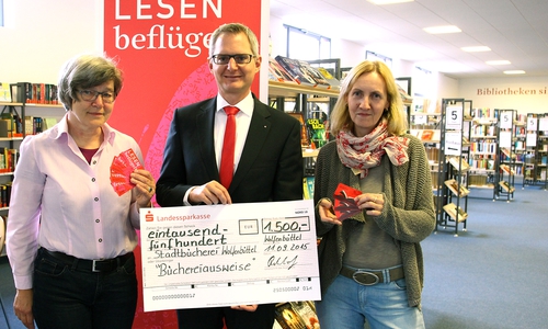 Sigrid Schaper (Stadtbücherei), Meik Rahmsdorf (Landessparkasse) und Tanja Blechinger (Bücherbus). Foto: Stadt Wolfenbüttel