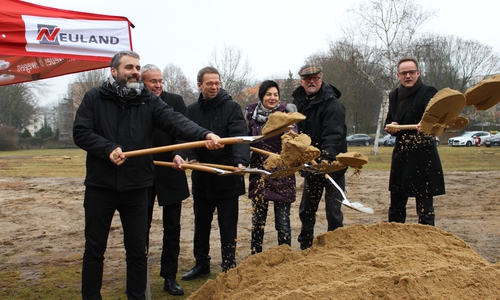 Mit einem gemeinsamen Spatenstich setzen Architiekt Jörg Finkbeiner, komissarischer Stadtbaurat Kai Uwe Hirschheide, Oberbürgermeister Klaus Mohrs sowie Immacolata Glosemeyer, Wilfried Andacht und Hans-Dieter Brand (alle Neuland) den offiziellen Startschuss für das generationsübergreifende Bauprojekt an der Theoder-Heuss-Strasse. Foto: Eva Sorembik