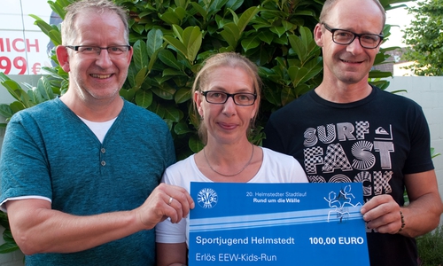 Der Vorsitzende Mario Fischer (r.) und seine Stellvertreterin Bianca Schulz (Mitte) freuten sich über eine 100 Euro-Spende des SV Emmerstedt, die Dieter Loock überbrachte. Foto: SV Emmerstedt