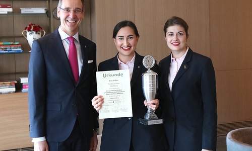 Christian Fomm, Generaldirektor, Nina Nilßon, Jugenmeisterin im Hotelfach und Louisa Walkemeyer, Human Resources Coordinator.
Quelle: The Ritz Carlton, Wolfsburg