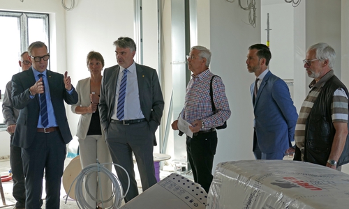 Die Mitglieder der planungs- und baubegleitenden Arbeitsgruppe für den Neubau des Kreishauses II schauten sich am Donnerstag auf der Baustelle um. Foto: Landkreis Peine 