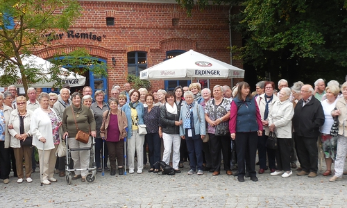 Die WoBau-Senioren-Mieter vor der Schloss-Schänke „Zur Remise“. Foto: WoBau