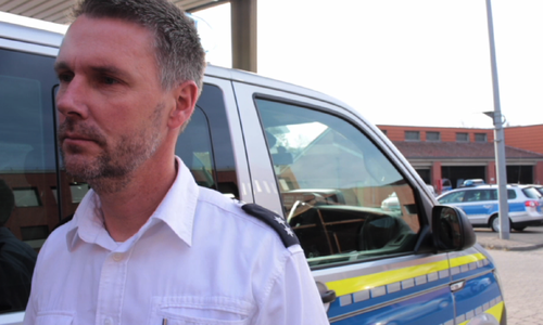 Matthias Pintak von der Polizeiinspektion Salzgitter/Peine/Wolfenbüttel erklärt im Gespräch mit regionalHeute.de, wie man sich vor Trickbetrügern schützen kann. Foto/Video: Anke Donner 