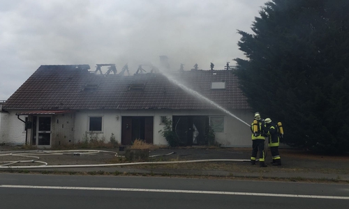 Der Dachstuhl des leerstehenden Hauses, in dem früher einmal eine Gastronomie ansässig war, ist ausgebrannt. Fotos: Anke Donner / Video: Anke Donner, Jonas Walter