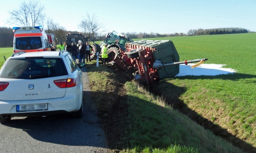 Bei einem Verkehrsunfall zwischen Rümmer und Volkmarsdorf schleuderte ein landwirtschaftliches Gespann in den Straßengraben. Foto: Polizei