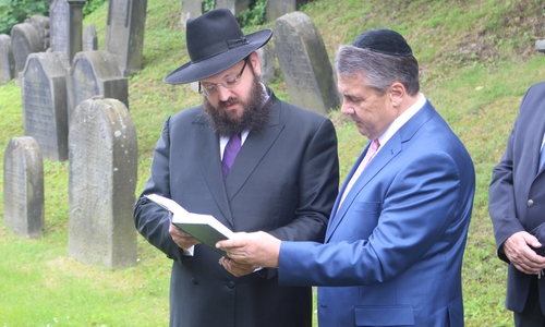 Der Berliner Rabbiner Yehuda Teichtal und Außenminister Sigmar Gabriel lesen ein Gebet auf dem Jüdischen Friedhof in Goslar. Fotos: Antonia Henker