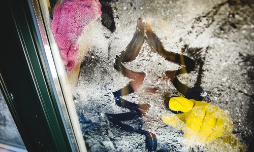 Nicht einfach drüber wegputzen: Für die Gebäudereinigerinnen und Fensterputzer gehört zum Tannenbaum auch Weihnachtsgeld. Foto: IG BAU