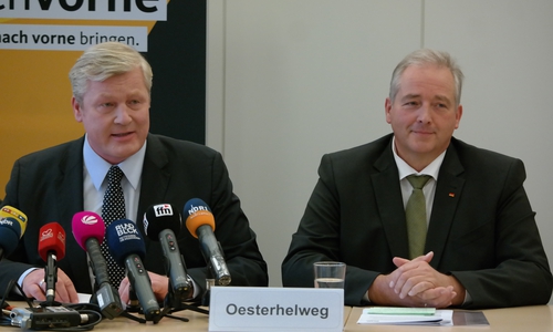 Frank Oesterhelweg (re.) während der Pressekonferenz in Hannover, gemeinsam mit Dr. Bernd Althusmann. Foto: CDU
