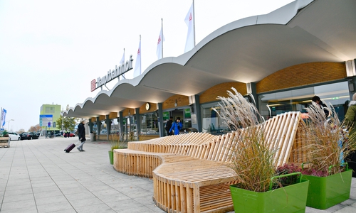 Neue Bänke vor dem Zukunftsbahnhof Wolfsburg Hbf. Foto: Deutsche Bahn AG