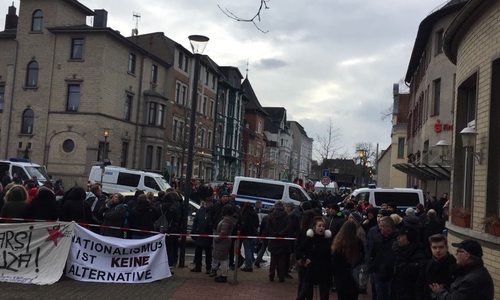 Ein Teil der Gegendemonstranten hat sich schon früh zusammengefunden. Wir halten Sie auf dem Laufenden. Foto: Privat
