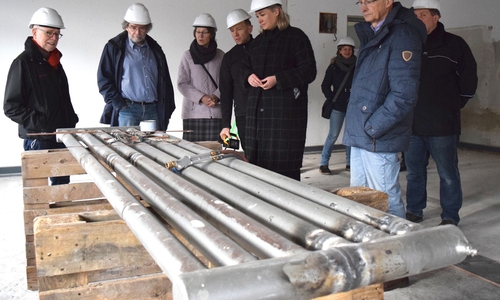 Artur Dorn (4. v. li.) erklärt, dass der Heizkörper aus anderen Heizkörpern
zusammengeschweißt wurde. Fotos: Stadt Goslar
