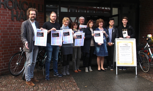 Organisatorin Viola Bischoff (3. v. re.) mit einigen der Partner, die die Interkulturellen Höfe veranstalten. Foto: Alexander Dontscheff