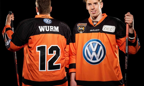 In der heimischen Eis Arena wird in Orange gespielt. Foto: Grizzlys Wolfsburg