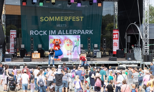 „Frank und seine Freunde“ begeisterten die kleinen Gäste am Nachmittag mit selbstkomponierten Kinderliedern. Fotos: Lars Hung/Hallenbad