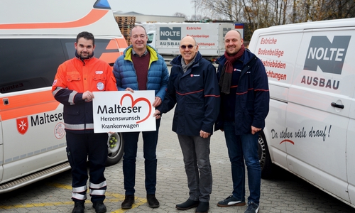 Geschäftsführer Christian Nolte (2. von links) mit (von links): Herzenswunsch-Fahrer Daniel Narjes, Bernhard Lange, Stadtbeauftragter der Malteser in Wolfsburg und Projektleiter Dr. Christoph Mock; Foto: Lukas/Malteser