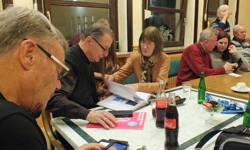 Die Gruppe führt praktische Übungen durch, um die digitalen Medien besser einsetzen zu können. Foto: Achim Klaffehn