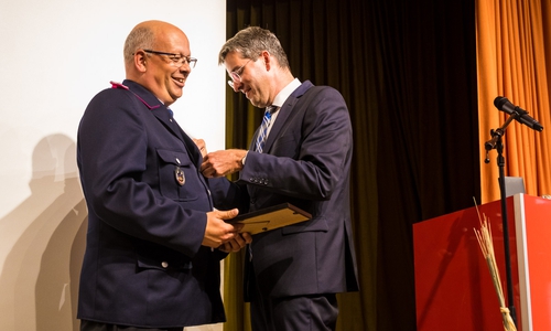 Oberbürgermeister Dr. Oliver Junk (rechts) steckt Olaf Laue die Ehrennadel der Stadt Goslar an. Foto: Stadt Goslar