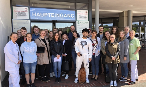 Ausflug in die Praxis nach Goslar:  Schülerinnen und Schüler der Helene-Engelbrecht Schule Braunschweig mit den Lehrern Marcell Neu (letzte Reihe, Mitte) und Christiane Raav (2.v.rechts.), Sonja Seese (vorne, 1.v.rechts) und Mechthild Wenke (vorne, 1.v.links.) von der Apotheke der Asklepios Harzkliniken. Foto: Asklepios Harzkliniken