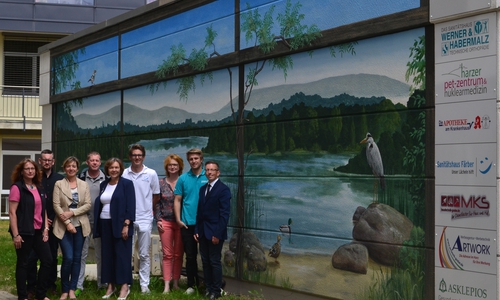 Weihten das Gemälde in der Harzklinik Goslar offiziell ein: v.l. Dörthe Friedrich (artwork), Manuel von Dossow (MKS), Künstlerin Anja Heinemann, Dr. med. Frank Straube (PET-Zentrum), Harzkliniken-Geschäftsführerin Adelheid May, Steffen Färber (Sanitätshaus Färber), Initiatorin Madeleine Rakel, Dominik Werner (Sanitätshaus Werner & Habermalz), Andreas Oppermann (Apotheke am Krankenhaus)
Foto: Asklepios Harzkliniken