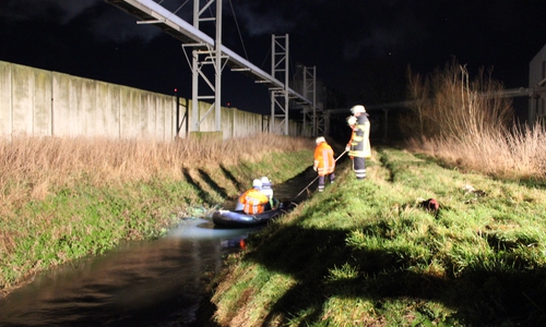 Die Feuerwehr setzte bei ihrem Einsatz ein Schlauchboot ein. Foto: Feuerwehr