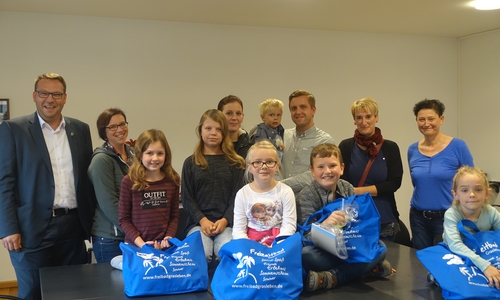 Samtgemeindebürgermeister Gero Janze, die Gewinner mit Eltern und Geschwistern sowie Christine Kunze von der Firma Sport-Thieme. Foto: Samtgemeinde Grasleben