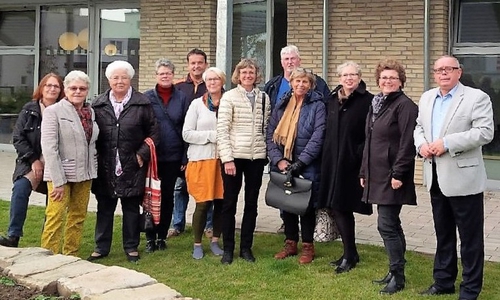 Am Hochbeet trafen sich zum ersten Fachgespräch die Vertreterinnen und Vertreter der Kindertagesstätte Varietà, des Gärtnermuseums und des Museums Wolfenbüttel. Foto: privat
