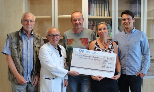 v.l.n.r. Dr. Arved Heinz (Förderverein des Klinikums Wolfsburg e.V.), Prof. Dr. Tomislav Stojanovic (Chefarzt der Klinik für Gefäßchirurgie), Uwe Hübner, Caroline Hübner und Carsten Hübner. Foto: Klinikum Wolfsburg