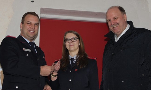 Daniel Zalesinski, Lena Behrens und Andreas Memmert bei der Übergabe (v. li.) Fotos: Feuerwehr, Text: Pressewartin Jill Geske-Gloger