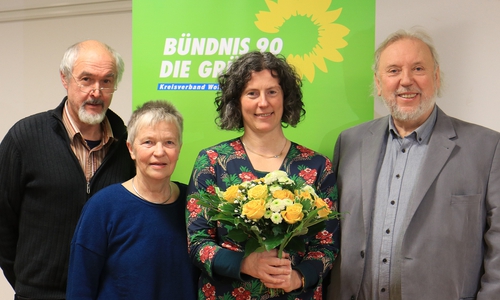 Karl-Heinz Weidanz (Grüne Seesen), Christiane Wagner-Judith (Grüne KV Wolfenbüttel) und Harald Wintjen (Grüne KV Salzgitter) gratulieren Ghalia El Boustami zur Wahl. Foto: Michael Ratzkowsky