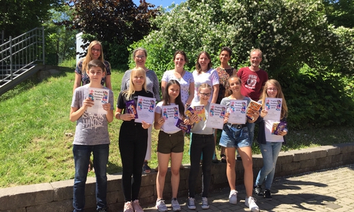 Die Schüler der Wolfenbütteler Gymnasien freuen sich über ihre Urkunden zum Vorlesewettbewerb Englisch. Foto: Theodor-Heuss-Gymnasium