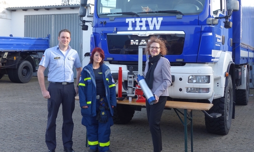 Der Ortsbeauftragte des THW Wolfsburg, Thomas Siber Tischer, und Truppführerin Lina Melzian erklärten Sparkassensprecherin Alexa von der Brelje die Funktionsweise des neuen Kernbohrgerätes. Foto. Sparkasse Gifhorn-Wolfsburg