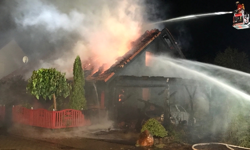 Der Dachstuhl stand in Vollbrand und drohte auf benachbarte Gebäude überzugreifen. Fotos: Freiwillige Feuerwehr Samtgemeinde Oderwald, Felix Kunze 