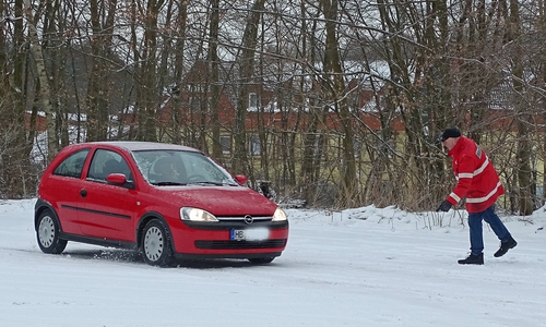 Auf Anweisung des Sicherheitstrainers führt ein Teilnehmer eine Schlagbremsung aus. Fotos: Kreisverkehrswacht Helmstedt