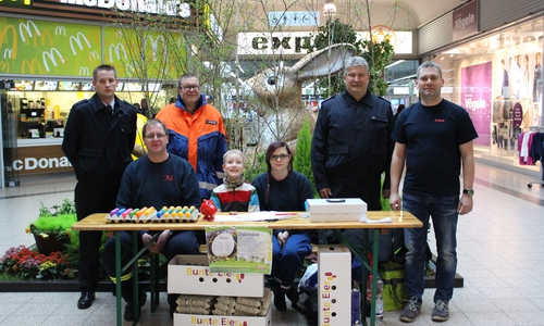 Ostereierverkauf im Forum. Von links: Daniel Kunz (Stellvertretender Stadtjugendfeuerwehrwart der Feuerwehr Stadt Wolfenbüttel), Marco Fabian (Jugendfeuerwehrwart Groß Stöckheim), Andreas Meßling (Schatzmeister vom Förderverein), Tim Hermsdorf und Patricia Ericke (Kinder- und Jugendfeuerwehr Groß Stöckheim), Detlev Gliese (Vorsitzender des Fördervereins) und André Schulze (Betreuer der Kinderfeuerwehr Groß Stöckheim) Foto: Max Förster