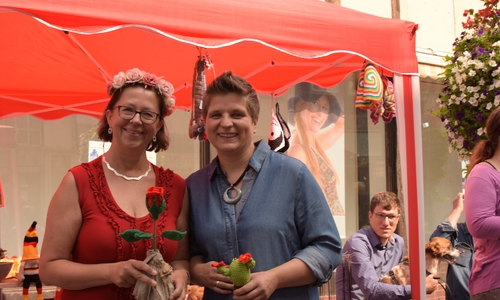 Die Organisatorinnen des Rosenfestes Kerstin Weber (links) und Doreen Mildner (rechts)

Foto: Niklas Eppert