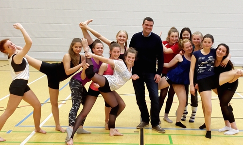 Der Landtagsabgeordneter Dr. Alexander Saipa besuchte die  J.E.T. ́s im Training und gratuliert zum Erfolg bei den Deutschen Meisterschaften. Foto: Saipa