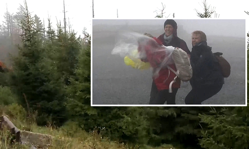 Ließen sich ordentlich durchpusten: Einige mutige Wanderer auf dem Brockengipfel. Foto/Video: aktuell24/BM/DC