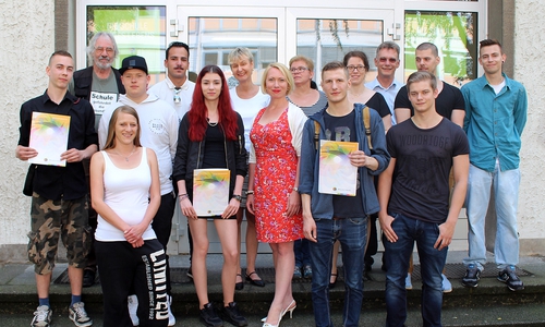  Nach zehn Monaten Unterricht haben es 14 Teilnehmerinnen und Teilnehmer der Schulkurse geschafft; darunter befinden sich Janick White (2. Reihe, 1.v.l.) und Alex Tanchenko (3. Reihe, 2.v.l.), die am Donnerstagnachmittag ihre Zeugnisse erhielten. Foto: VHS Wolfsburg
