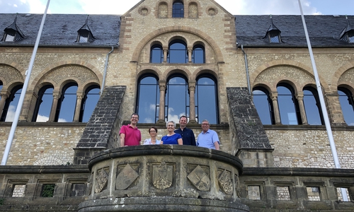 Foto (Stadt Goslar): Große Vorfreude auf das Konzert vor der Kaiserpfalz: Goslars Oberbürgermeister Dr. Oliver Junk, Susanne Roßdeutscher vom Fachdienst Kultur, Almuth Ahrendts, Vorstandsvorsitzende des Vereins Freundeskreis Paul-Lincke-Ring, Christian Legler von STUDIO D4 und Erster Stadtrat Burkhard Siebert. Foto: Stadt Goslar