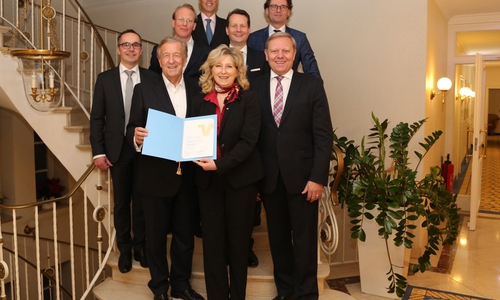 Prof. Rolf Schnellecke (unten links), Aufsichtsratsvorsitzender der Schnellecke Group AG & Co. KG, nahm die Ehrung für 50 Jahre Mitgliedschaft bei der Volksbank von Claudia Kayser, Leiterin der Direktion Wolfsburg und dem Vorstandsvorsitzenden Jürgen Brinkmann (u.r.) entgegen. An der Ehrung nahmen desweiteren teil: Unternehmenskundenberater Karsten Probst-Lobermeier (hinten links); Vorstandschef der Schnellecke Group AG & Co. KG Nikolaus Külps; Mitglied des Vorstands Achim Schlüsener; Chefsyndikus Dr. Tim Kannewurf und Mark Uhde, Vorstandsmitglied der Volksbank BraWo. Foto: Volksbank BraWo