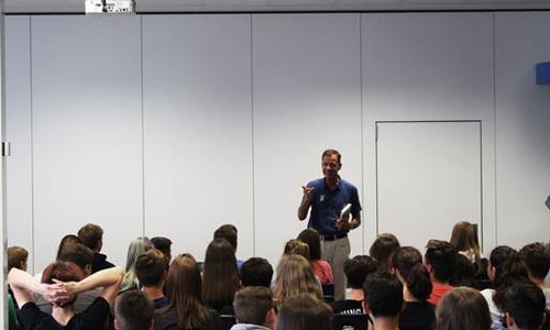 Der Autor Dr. Lutz van Dijk referiert über sein neues Buch. Foto: Stadt Wolfsburg.