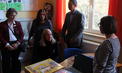 Die Mitglieder des Soroptimist Club Braunschweig ließen sich zeigen, wie die Kinder in Zukunft die deutsche Sprache lernen. Foto: Bernd Dukiewitz